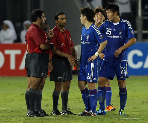 AFC챔피언스 리그 준결승 2차전 수원삼성 블루윙즈와 알사드 팀의 경기가 27일 새벽(한국시간) 카타르 도하 자심 빈 하마드 스타디움에서 열렸다.블루윙즈가 1-0으로 승리했으나 골득실 차로 결승 진출에 실패했다. 경기 직후 이영래 선수등 블루윙즈 선수들이 심판의 편파판정에 항의 하고 있다.