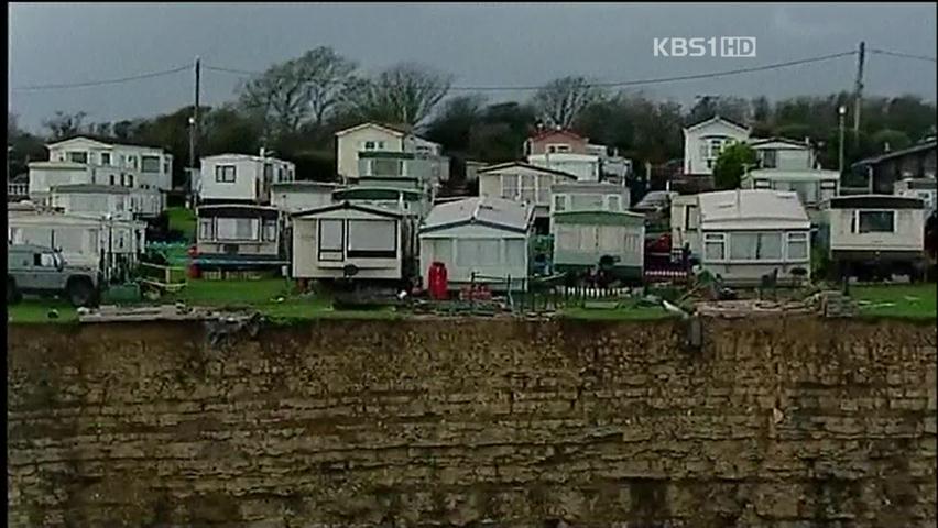 [지구촌 이모저모] 하룻밤새 ‘벼랑 끝 아슬아슬’ 外