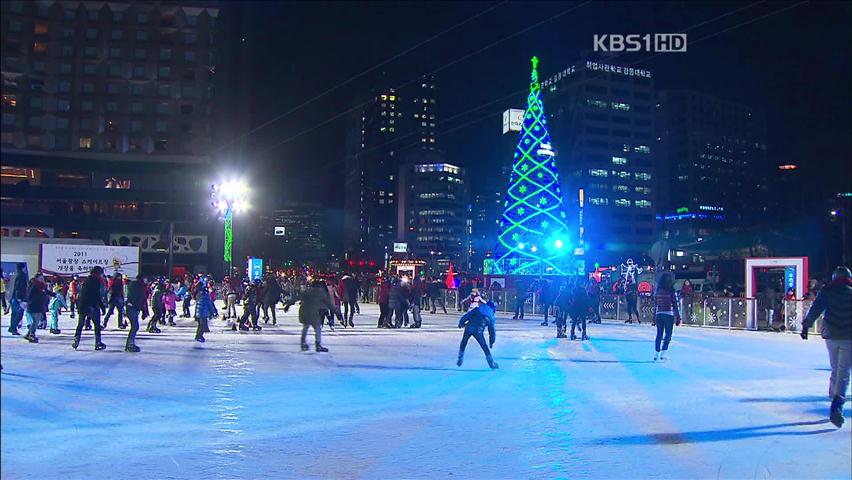 서울광장에 스케이트장 개장…시민들 함박웃음