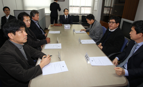 21일 서울 신문로 축구회관에서 대한축구협회 기술위원회 6차 회의에서 황보관 기술위원장 및 기술위원들이 굳은 표정으로 회의시작을 기다리고 있다. 이날 회의는 신임 축구국가대표팀 감독 선임을 논의하기 위해 열렸다.