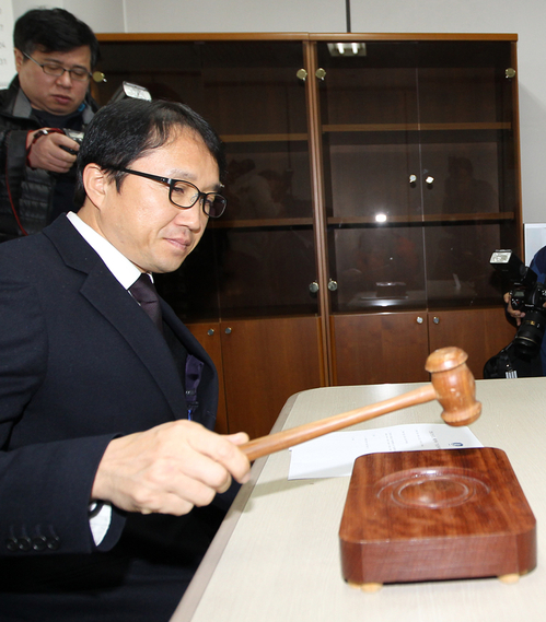 황보관 대한축구협회 기술위원장이 21일 서울 신문로 축구회관에서 열린 기술위원회 9차 회의에서 회의시작을 알리는 의사봉을 두드리고 있다. 이날 회의는 신임 축구국가대표팀 감독 선임을 논의하기 위해 열렸다.