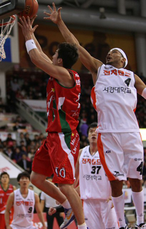 21일 안양실내체육관에서 벌어진 프로농구 안양 KGC와 인천 전자랜드의 경기에서 안양 양희종(왼쪽)이 인천 문태종을 등지고 슛을 날리고 있다.