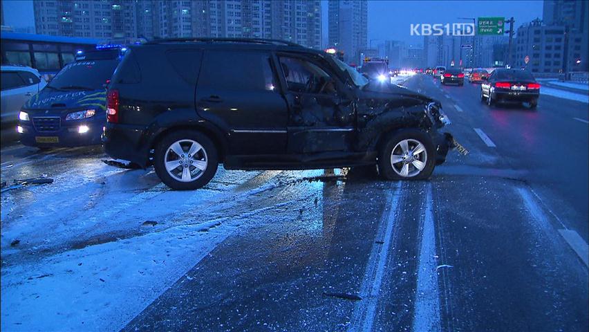 새벽 눈…곳곳 눈길 교통사고 ‘출근길 혼란’