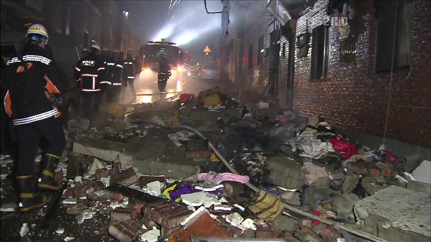 부산서 2층 주택 폭발…60대 자매 실종