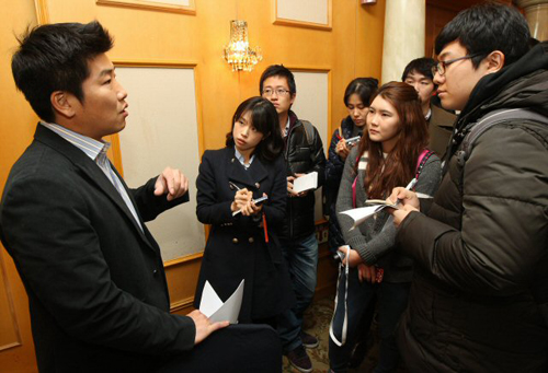 3일 오후 강남구 역삼동 삼정호텔에서 열린 프로야구선수협의회 임시총회에서 신임 박재홍(왼쪽, SK) 회장이 기자들에게 무언가를 말하고 있다.