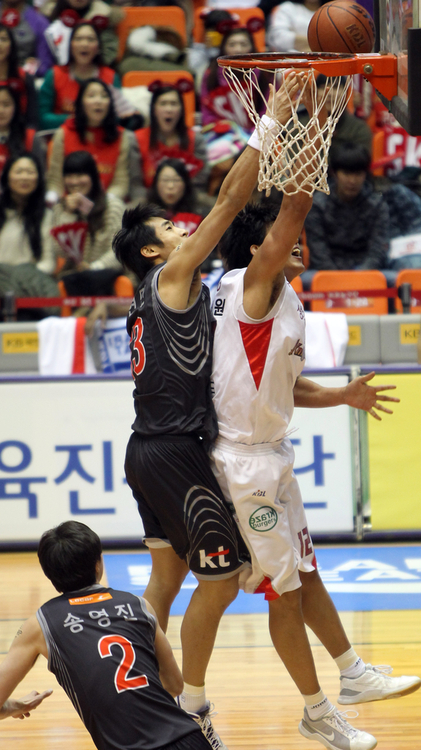 4일 부산 사직체육관에서 열린 프로농구 부산 KT 대 서울 SK 경기. SK 한정원(오른쪽)이 KT 김현민의 수비를 피해 골밑슛을 하고 있다.