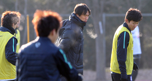 홍명보 올림픽 축구대표팀 감독이 5일 파주 NFC(국가대표트레이닝센터)에서 훈련을 지켜보고 있다. 이날 소집된 대표팀은 다음 날 일본 오키나와로 출국해 11일까지 전지훈련을 치르고 태국으로 건너가 킹스컵대회에 출전한다.