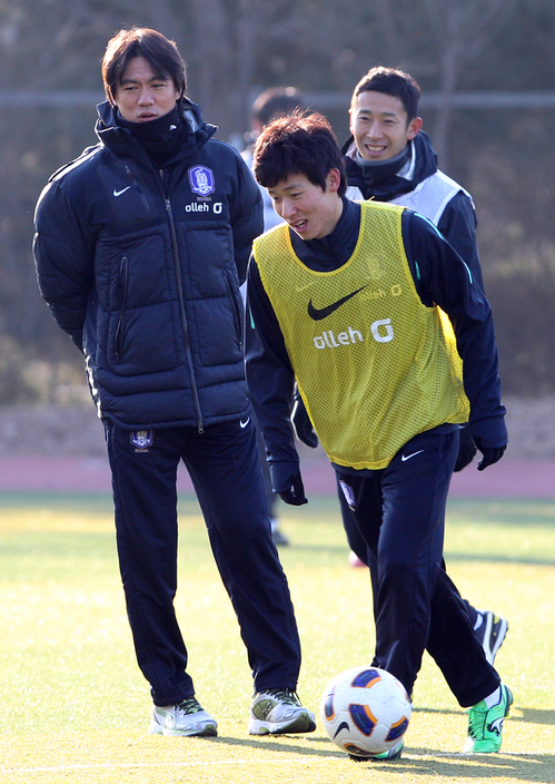 홍명보 올림픽 축구대표팀 감독이 5일 파주 NFC(국가대표트레이닝센터)에서 훈련을 지켜보고 있다. 이날 소집된 대표팀은 다음 날 일본 오키나와로 출국해 11일까지 전지훈련을 치르고 태국으로 건너가 킹스컵대회에 출전한다.