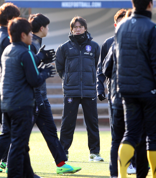 홍명보 올림픽 축구대표팀 감독이 5일 파주 NFC(국가대표트레이닝센터)에서 훈련을 지켜보고 있다. 이날 소집된 대표팀은 다음 날 일본 오키나와로 출국해 11일까지 전지훈련을 치르고 태국으로 건너가 킹스컵대회에 출전한다.