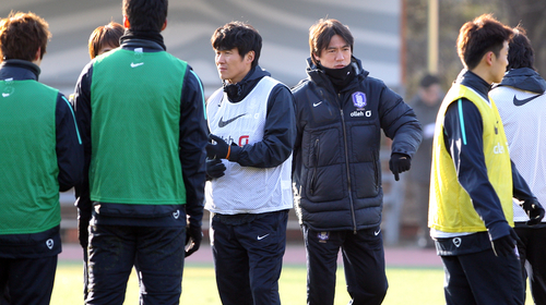 홍명보 올림픽 축구대표팀 감독이 5일 파주 NFC(국가대표트레이닝센터)에서 훈련을 지시하고 있다. 이날 소집된 대표팀은 다음 날 일본 오키나와로 출국해 11일까지 전지훈련을 치르고 태국으로 건너가 킹스컵대회에 출전한다.