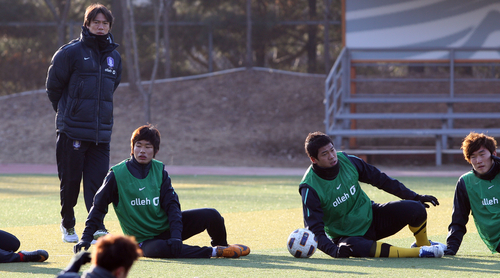 홍명보 올림픽 축구대표팀 감독이 5일 파주 NFC(국가대표트레이닝센터)에서 훈련을 지켜보고 있다. 이날 소집된 대표팀은 다음 날 일본 오키나와로 출국해 11일까지 전지훈련을 치르고 태국으로 건너가 킹스컵대회에 출전한다.