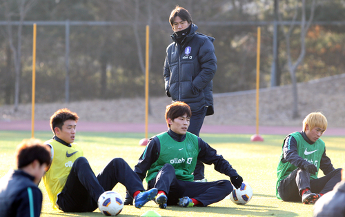 홍명보 올림픽 축구대표팀 감독이 5일 파주 NFC(국가대표트레이닝센터)에서 훈련을 지켜보고 있다. 이날 소집된 대표팀은 다음 날 일본 오키나와로 출국해 11일까지 전지훈련을 치르고 태국으로 건너가 킹스컵대회에 출전한다.