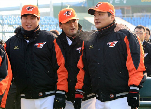 6일 대전 한밭야구장에서 열린 프로야구 한화이글스의 시무식이 열린 가운데 박찬호가 김태균, 류현진과 어깨동무를 하고 얘기를 나누고 있다.