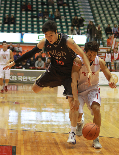 6일 부산 사직체육관에서 열린 프로농구 부산 KT 대 안양 KGC의 경기. KT 조성민과 KGC 김태술이 공을 다투고 있다.