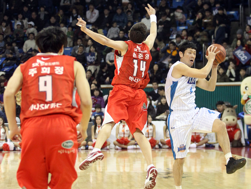 8일 서울 잠실학생체육관에서 열린 2011-2012 프로농구 서울SK-전주KCC 경기에서 KCC 추승균이 공을 따내고 있다.

이날 KCC는 SK에 96대 91로 이겼다.