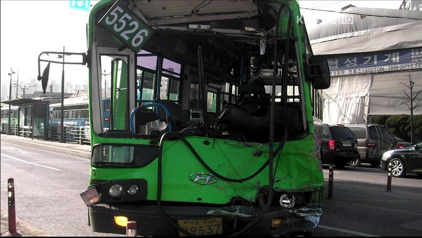 시내버스 ‘정면 충돌’…1명 사망·25명 부상