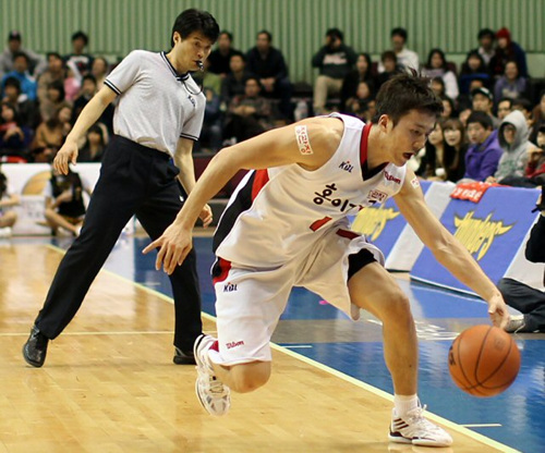 9일 오후 서울 잠실실내체육관에서 열린 2011-2012 프로농구 서울삼성과 안양KGC의 경기. KGC 박찬희가 선 밖으로 나가려는 공을 잡는 모습을 심판이 유심히 지켜보고 있다.