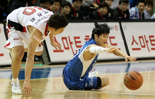 9일 오후 서울 잠실실내체육관에서 열린 2011-2012 프로농구 서울삼성과 안양KGC의 경기. 삼성 이시준(오른쪽)과 KGC 박찬희가 공을 다투고 있다.