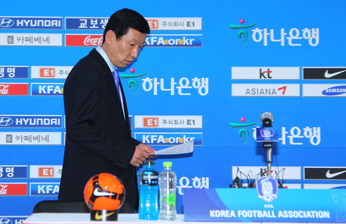 최강희 축구대표팀 감독이 10일 오전 서울 종로구 신문로 축구회관에서 오는 우즈베키스탄 평가전과 쿠웨이트와의 2014 브라질 월드컵 3차 예선 최종전에 나설 대표선수 명단을 발표하기 위해 회견장으로 들어서고 있다.