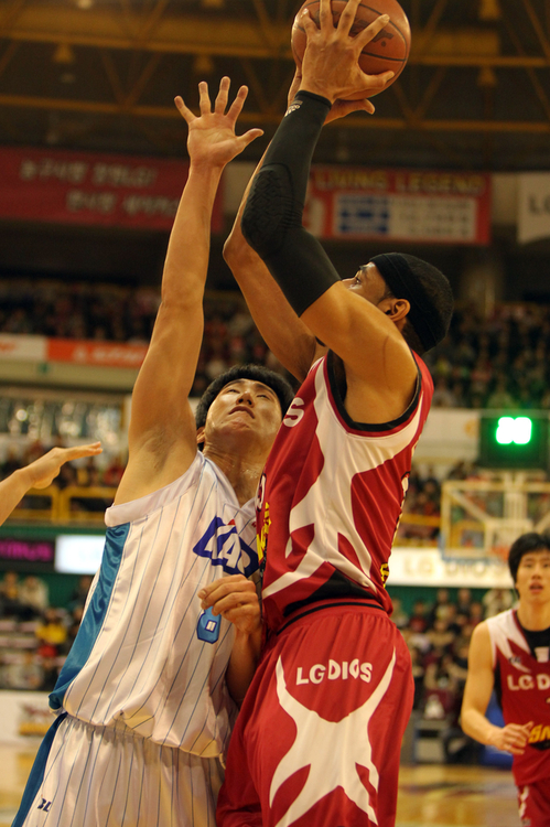 12일 오후 창원체육관에서 열린 프로농구 창원LG-전주KCC전에서 LG 문태영이 KCC 김태홍의 마크를 받으며 슛을 하고 있다.