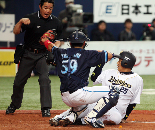 7일 일본 오사카 교세라돔에서 열린 프로야구 오릭스 버팔로스와 요코하마 DeNA 베이스타스와의 시범경기 4회말. 무사 상황에서 2루타를 친 오릭스 이대호가 후속타자 외야플라이 때 3루까지 진루했다. 이후 다카하시의 외야플라이 때 홈에 들어오다 아웃되고 있다.