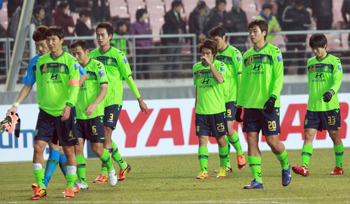 7일 오후 전주월드컵경기장에서 열린 아시아축구연맹(AFC) 챔피언스리그 전북 현대-광저우 에버그란데 경기에서 전북 선수들이 광저우에 대패한 뒤 침통한 표정으로 운동장을 빠져나오고 있다.