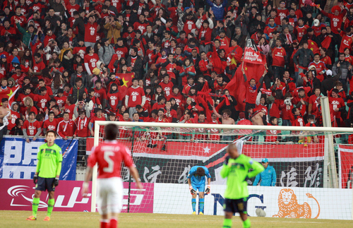 7일 오후 전주월드컵경기장에서 열린 아시아축구연맹(AFC) 챔피언스리그 전북 현대-광저우 에버그란데 경기에서 전북 선수들이 연속골을 넣은 광저우 팬들의 환호를 뒤로 한 채 허탈해하고 있다.