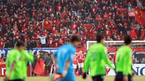 7일 오후 전주월드컵경기장에서 열린 아시아축구연맹(AFC) 챔피언스리그 전북 현대-광저우 에버그란데 경기에서 전북 선수들이 환호하는 광저우 선수와 팬들을 뒤로 한 채 경기장을 빠져나가고 있다.