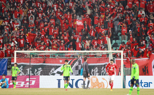 7일 오후 전주월드컵경기장에서 열린 아시아축구연맹(AFC) 챔피언스리그 전북 현대-광저우 에버그란데 경기에서 전북 선수들이 연속골을 넣은 광저우 팬들의 환호를 뒤로 한 채 허탈해하고 있다.