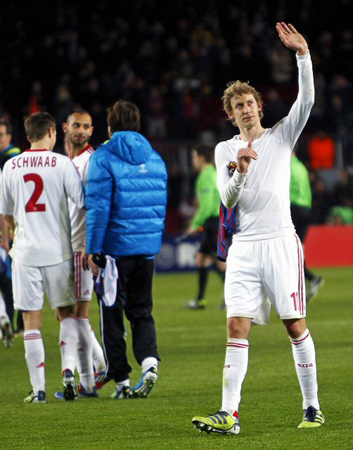 7일(현지시간) 스페인 바르셀로나 캄프 누에서 열린 2011-2012 유럽축구연맹(UEFA) 챔피언스리그 16강 2차전 FC바르셀로나-바이엘 레버쿠젠 경기에서 패한 레버쿠젠의 스테판 키슬링(오른쪽)이 관중을 향해 인사를 하고 있다.