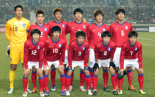 14일 오후 서울월드컵경기장에서 열린 2012 런던올림픽 축구 아시아지역 최종예선 6차전 한국 대 카타르 경기에서  한국선수들이 사진촬영을 하고 있다.