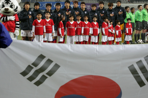 14일 오후 서울월드컵경기장에서 열린 2012 런던올림픽 축구 아시아지역 최종예선 6차전 한국 대 카타르 경기에서  한국선수들이 국기에대한 경례를 하고 있다.