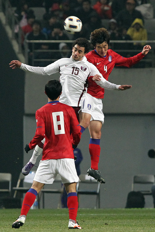 14일 오후 서울월드컵경기장에서 열린 2012 런던올림픽 축구 아시아지역 최종예선 최종전 한국 대 카타르 경기에서 한국의 장현수와 카타르의 압델모탈와 공중 볼다툼을 벌이고 있다.