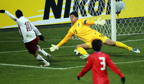 14일 오후 서울월드컵경기장에서 열린 2012 런던올림픽 축구 아시아지역 최종예선 6차전 한국 대 카타르 경기. 
    카타르 하산 칼리드 H 알하이도스의 슛이 살짝 빗나가고 있다.