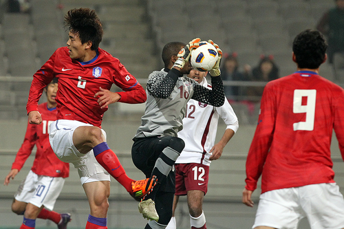 14일 오후 서울월드컵경기장에서 열린 2012 런던올림픽 축구 아시아지역 최종예선 최종전 한국 대 카타르 경기에서 한국 김기희의 헤딩슛을 카타르 골키퍼 아부누라가  잡고 있다.