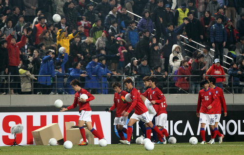 14일 오후 서울월드컵경기장에서 열린 2012 런던올림픽 축구 아시아지역 최종예선 6차전 한국 대 카타르 경기. 올림픽 7회 연속 본선 진출의 쾌거를 이뤄낸 선수들이 사인볼을 관중에게 선물하고 있다.