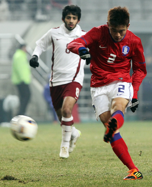 14일 오후 서울월드컵경기장에서 열린 2012 런던올림픽 축구 아시아지역 최종예선 최종전 한국 대 카타르 경기에서 한국의 윤석영이 슛을 하고 있다.