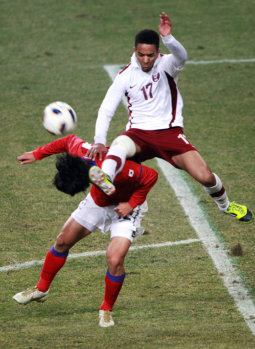 14일 오후 서울월드컵경기장에서 열린 2012 런던올림픽 축구 아시아지역 최종예선 6차전 한국 대 카타르 경기. 
    대한민국 문상윤이 상대선수와 볼 다툼을 벌이고 있다.