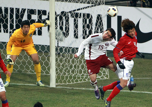 14일 오후 서울월드컵경기장에서 열린 2012 런던올림픽 축구 아시아지역 최종예선 6차전 한국 대 카타르 경기. 
    대한민국 장현수가 상대선수의 센터링을 헤딩으로 걷어내고 있다.