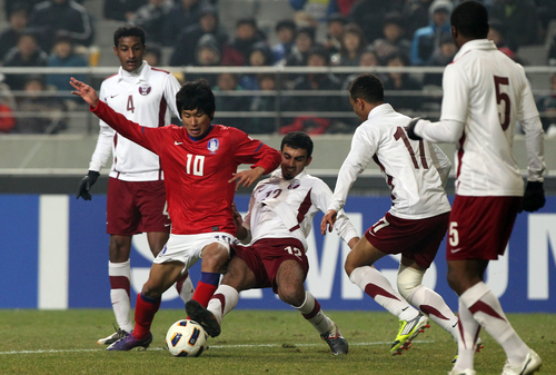 14일 오후 서울월드컵경기장에서 열린 2012 런던올림픽 축구 아시아지역 최종예선 6차전 한국 대 카타르 경기. 윤일록이 아피파와 볼다툼을 벌이며 돌파하고 있다.