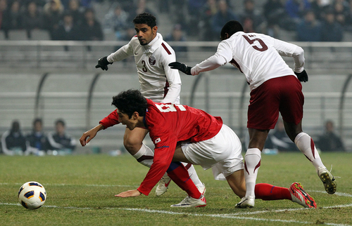 14일 오후 서울월드컵경기장에서 열린 2012 런던올림픽 축구 아시아지역 최종예선 최종전 한국 대 카타르 경기에서 한국의 김동섭이 카타르의 압둘라와 알라비 수비에 걸려 넘어지고 있다.