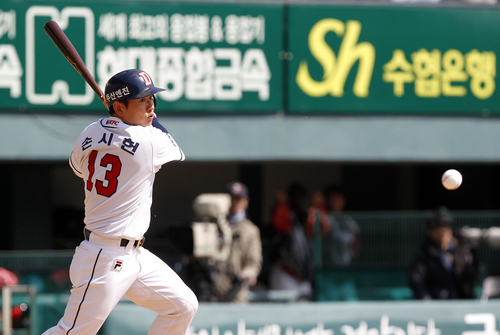 20일 오후 서울 잠실야구장에서 열린 프로야구 LG 트윈스-두산 베어스 시범경기. 5회말 2사에서 두산 베어스 손시헌이  스윙을 하고 있다.