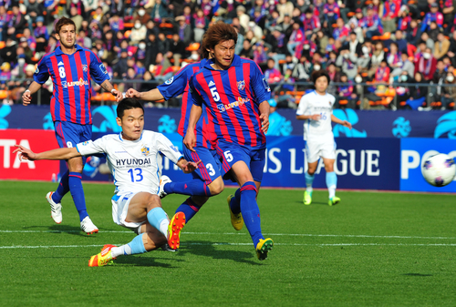 20일 일본 도쿄 국립경기장에서 열린 AFC챔피언스리그 조별예선 울산현대와 도쿄FC 경기에서 울산현대의 김승용 선수가 첫번째 동점골을 넣고 있다. 2-2 무승부.