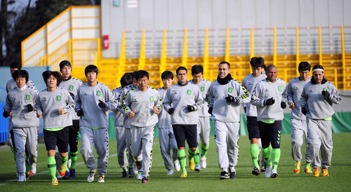 '2012 아시아축구연맹(AFC) 챔피언스리그' H조 조별리그 2차전을 하루 앞둔 20일 오후 전북 현대 선수들이 일본 지바현 가시와시 히타치 가시와 스타디움에서 공식훈련을 하고 있다.