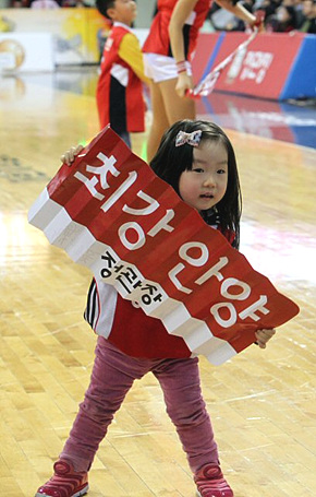 20일 안양실내체육관에서 열린 프로농구 4강 플레이오프 2차전 안양KGC와 부산 KT의 경기에서 어린이가 안양을 응원하고 있다.