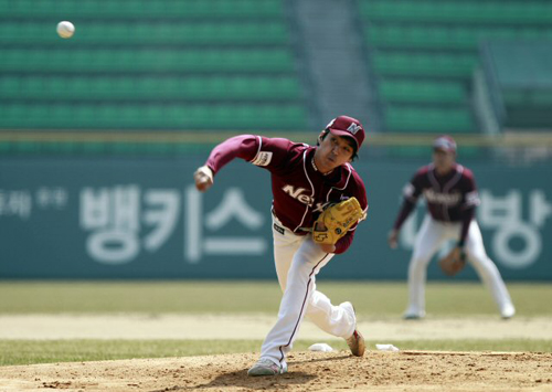 27일 서울 잠실야구장에서 열린 프로야구 두산과 넥센의 시범경기에서 1회말 무사 넥센 심수창이 역투하고 있다.