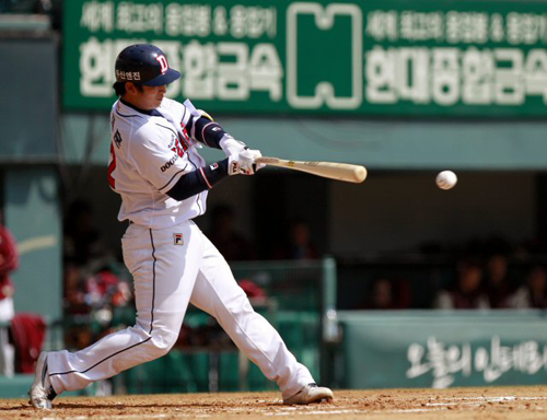 27일 서울 잠실야구장에서 열린 프로야구 두산과 넥센의 시범경기에서 2회말 2사 두산 강재훈이 스윙을 하고 있다.