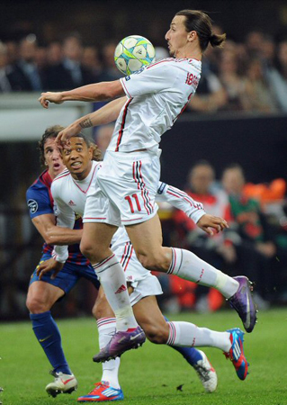 28일(현지시간) 이탈리아 밀라노 주세페 메아차 구장에서 열린 2011-2012 유럽축구연맹(UEFA) 챔피언스리그 8강 1차전 AC밀란-바르셀로나(이하 바르샤) 경기, AC밀란의 즐라탄 이브라히모비치(위)가 볼을 잡고 있다.