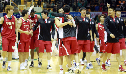 29일 오후 원주 치악체육관에서 열린 '2011-2012 KB 국민카드 남자 프로농구 챔피언결정전 2차전'에서 원주 동부에 승리한 KGC 선수들이 경기 후 기뻐하고 있다.  74:71로 KGC 승리.