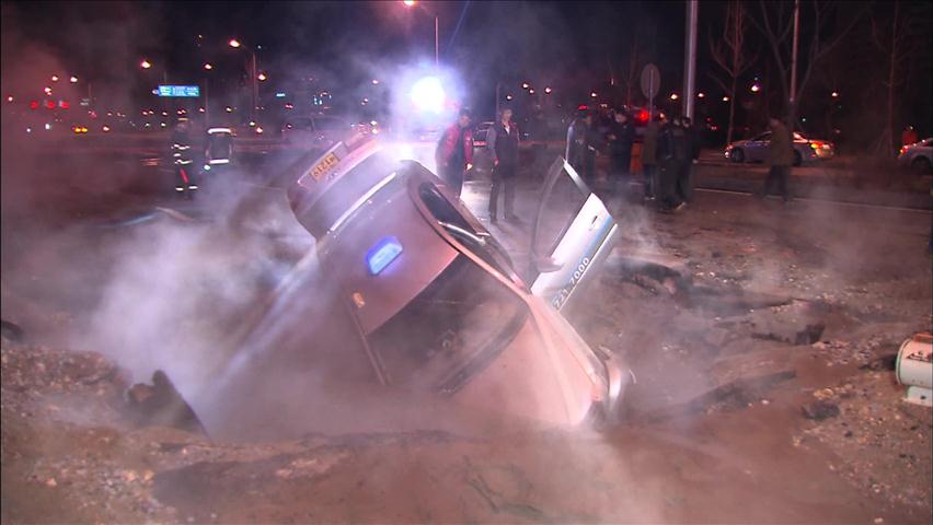 온수관 파열 도로 침하…택시 매몰·9명 화상